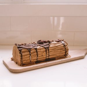 Bûche végane caramel salé, chocolat et pacanes